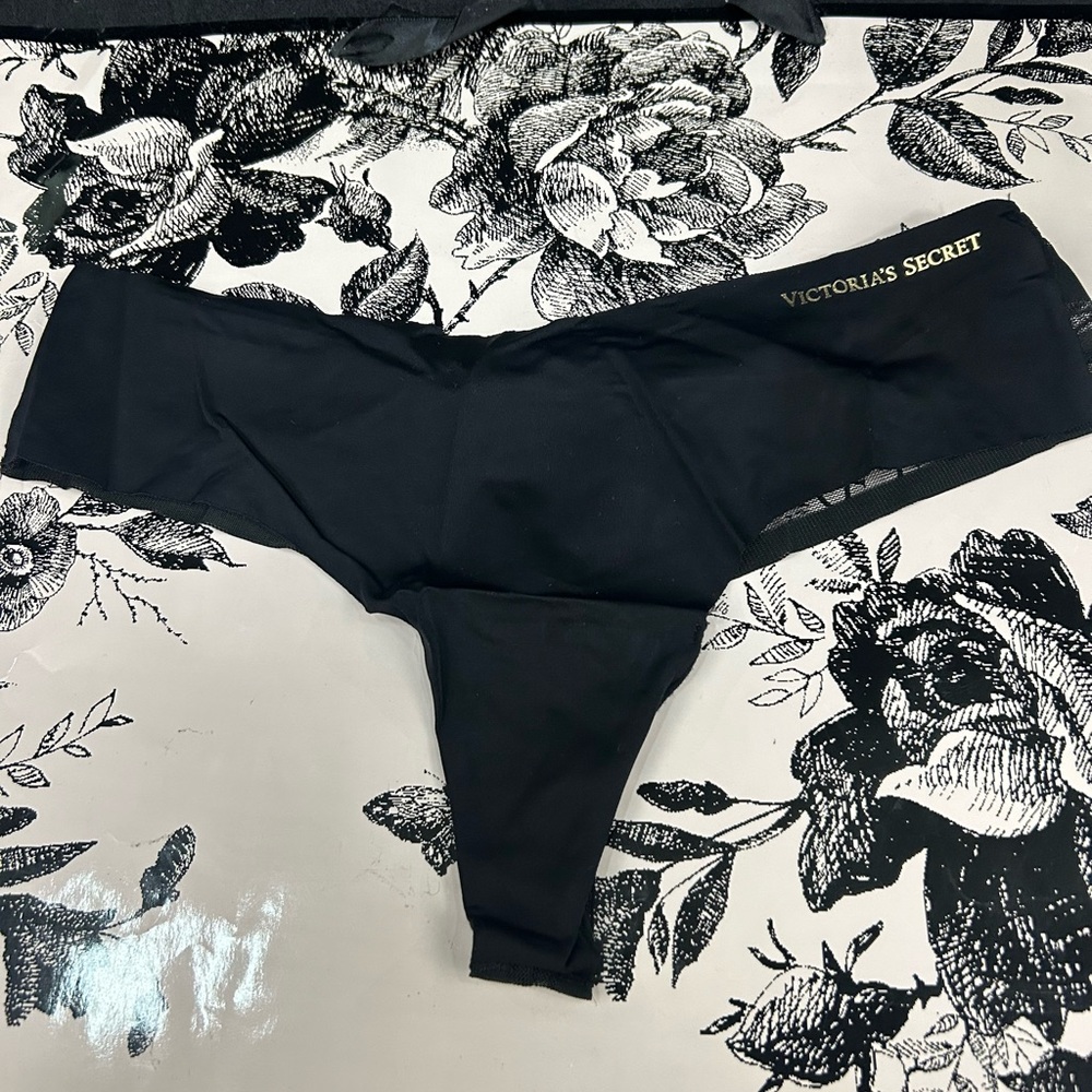 NWOT Victoria’s Secret No Show Thong Panty SIZE M